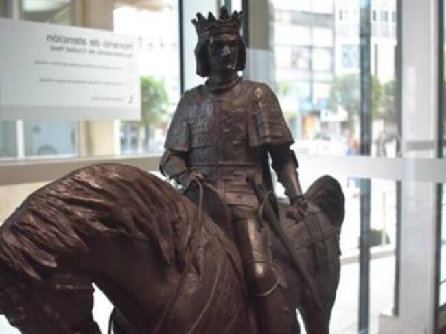 Reproducción de la estatua de Juan II ubicada a la entrada del Ayuntamiento de Ciudad Real con motivo del 600 aniversario de la fundación de la ciudad
