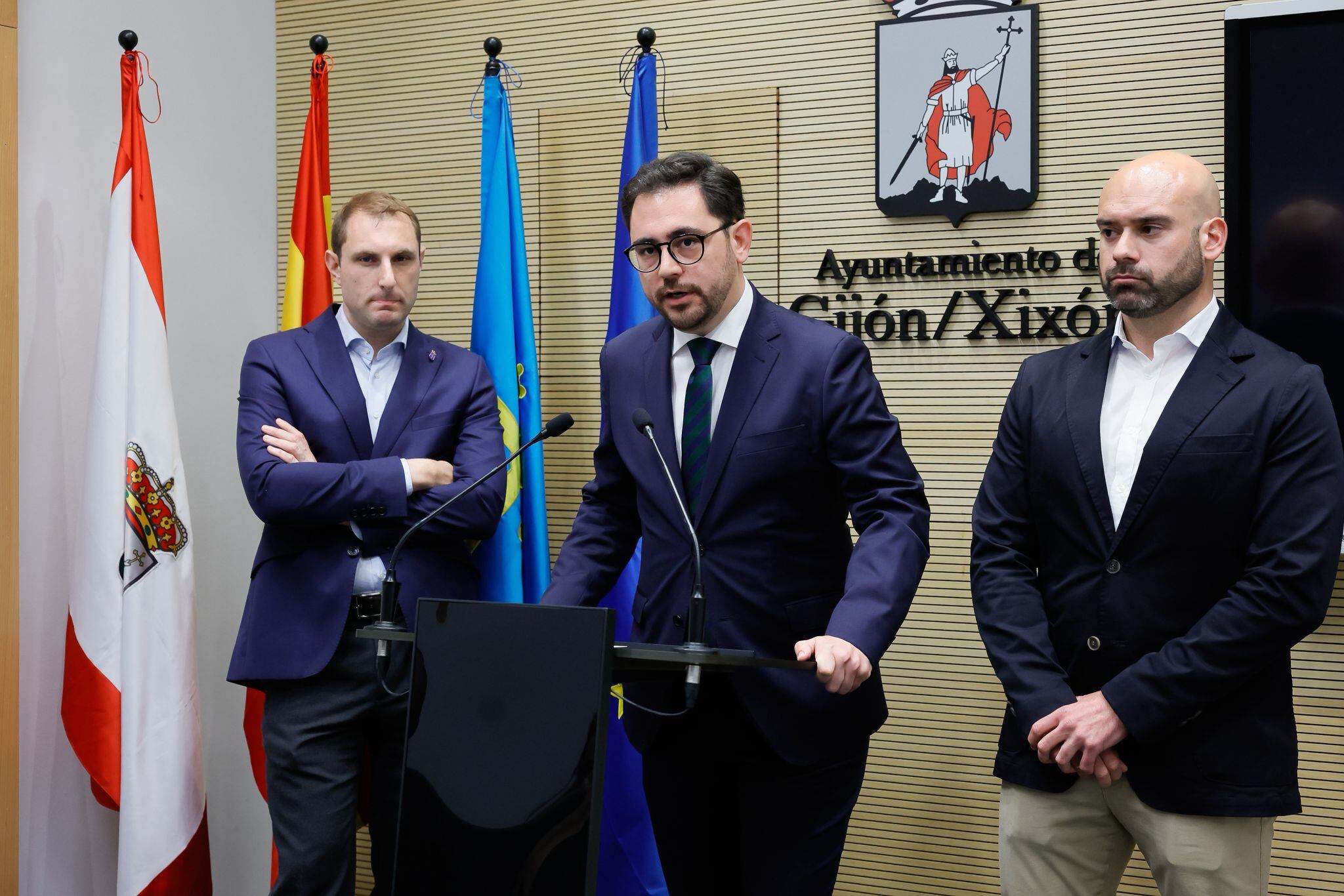 Rueda de prensa de los dirigentes de FORO donde han solicitado la dimisión de la presidenta del Puerto de Gijón.