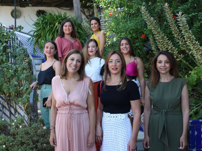 La alcaldesa y la delegada de fiestas han acompañado a las protagonistas de la Feria y Fiestas de Pedro Romero en los jardines del emblemático edificio