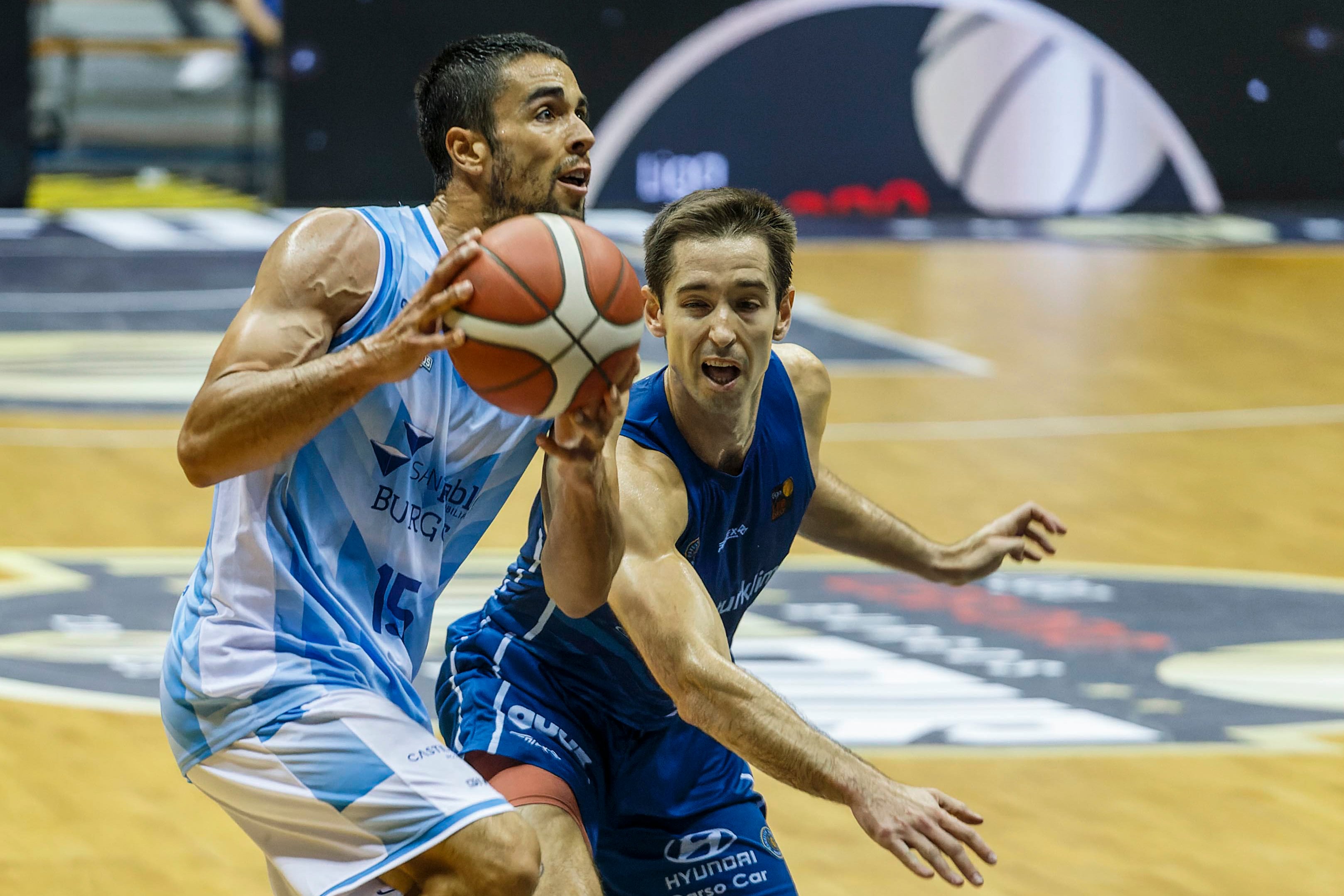 BURGOS, 17/06/23. Alex López del Hereda San Pablo Burgos con Adam Sollazzo, del Guipuzkoa Basket, durante el partido de baloncesto de la Final Four de la Liga LEB Oro para ascender a ACB, que se disputa este sábado en en el Coliseum Burgos. EFE/Santi Otero
