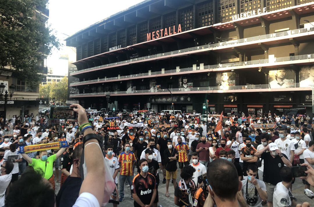 Manifestación en Mestalla contra Peter Lim y Anil Murthy.