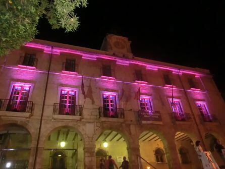 Fachada del edificio consistorial de Dénia, iluminada de violeta.