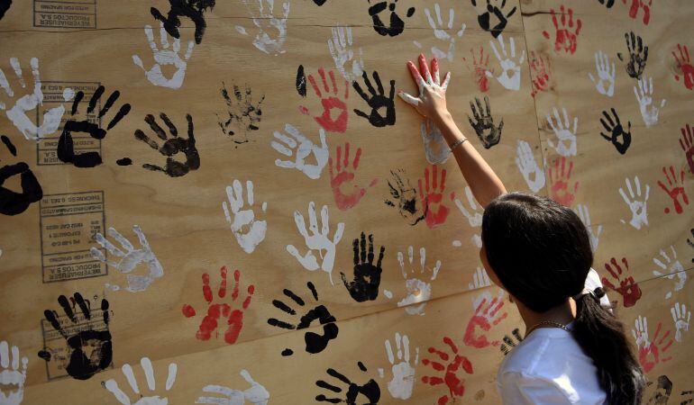 Una niña participa en un mural solidario sobre el terremoto de Mëxico, a quien también manda su ayuda Fuenlabrada.