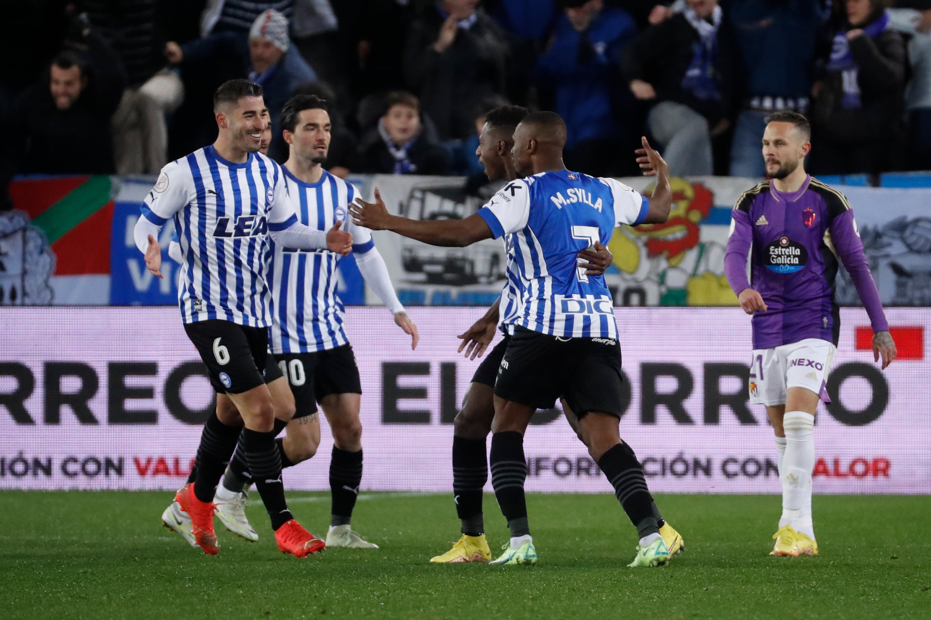 VITORIA, 04/01/2023.- Los jugadores del Alavés celebran su primer gol ante el Real Valladolid durante el partido de dieciseisavos de final de la Copa del Rey de fútbol que se disputa este miércoles en el estadio de Mendizorroza. EFE/ David Aguilar
