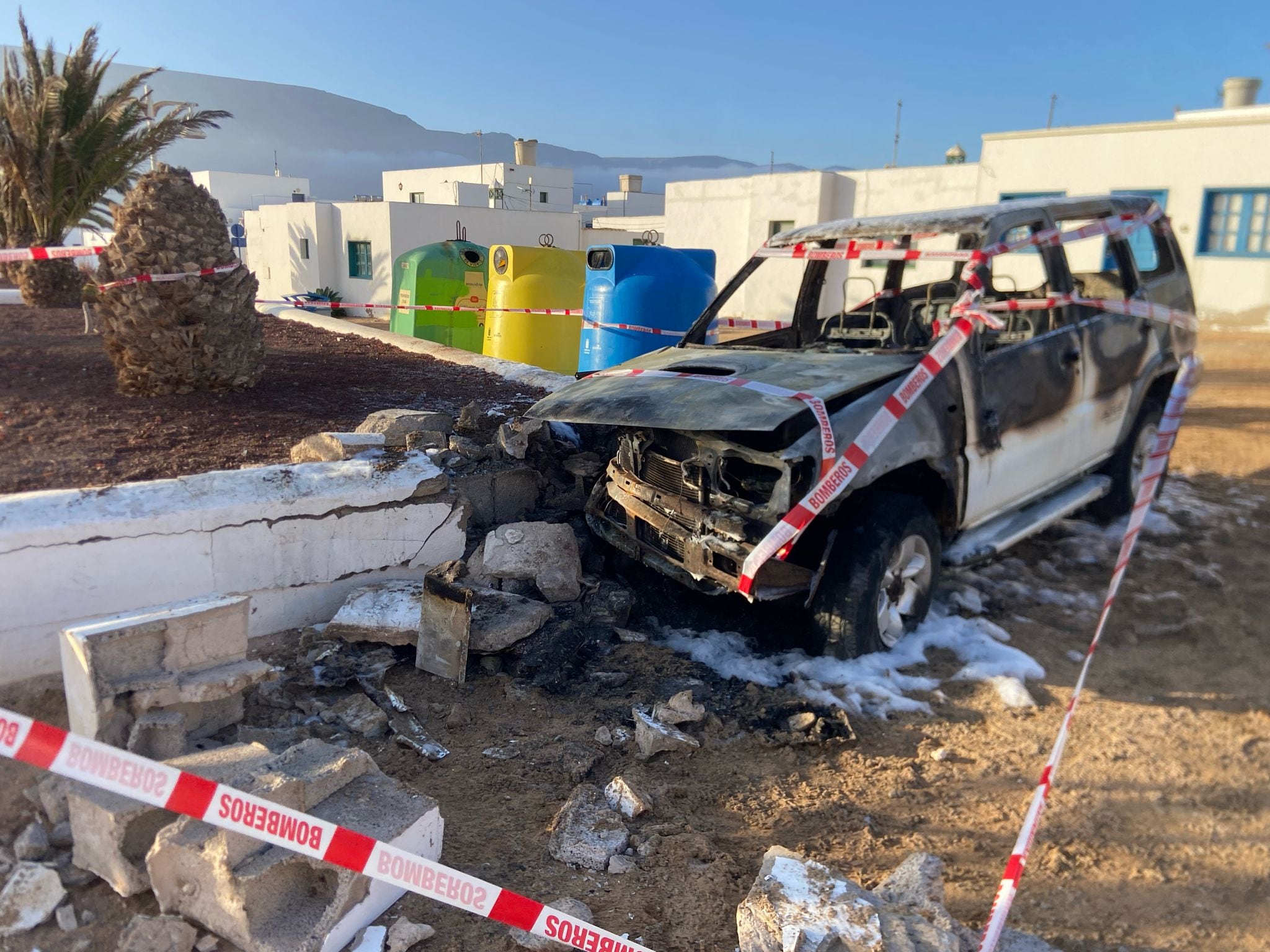 Vehículo calcinado en La Graciosa tras chocar con un muro