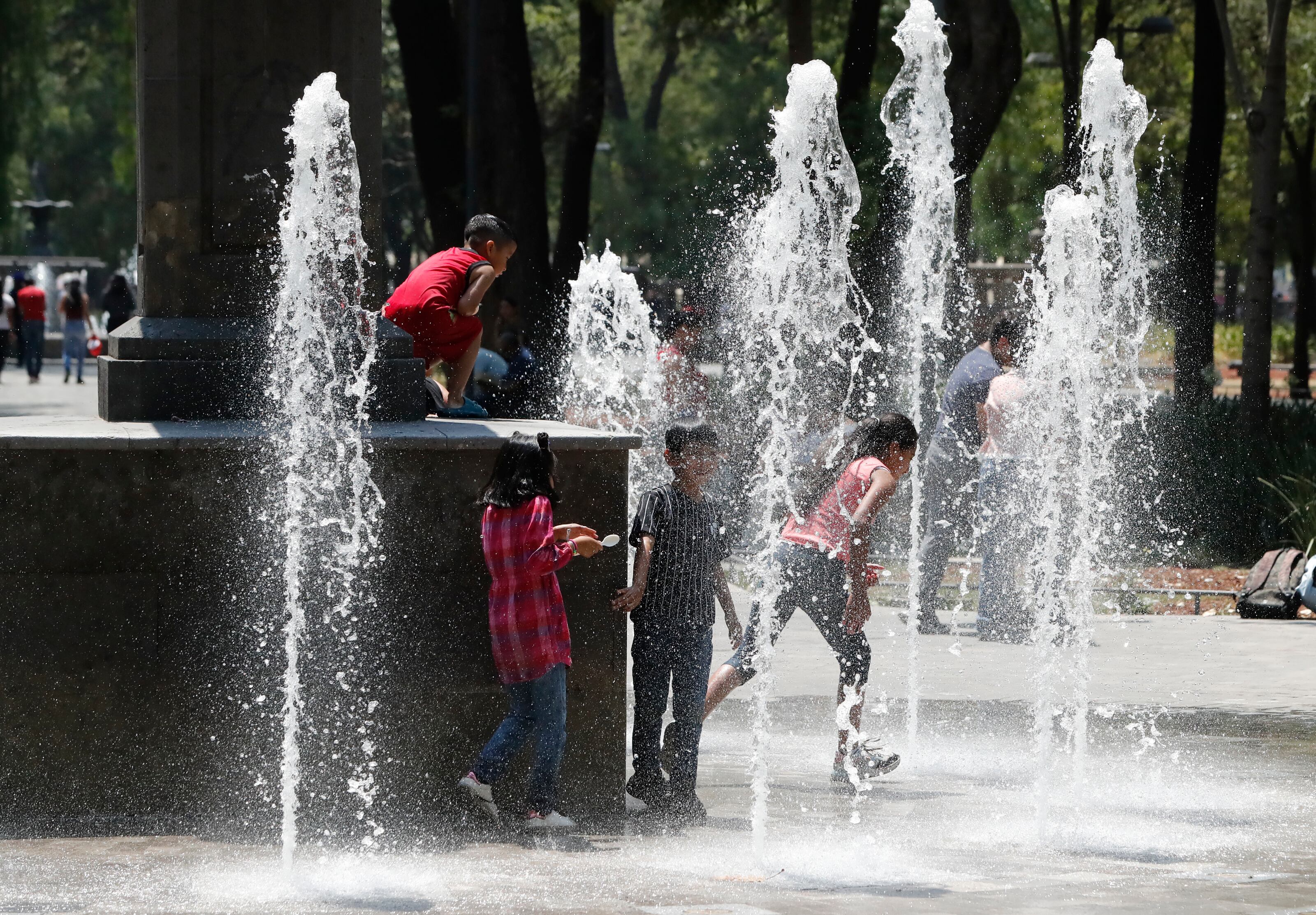 Niños juegan con el agua durante un día caluroso en Ciudad de México.