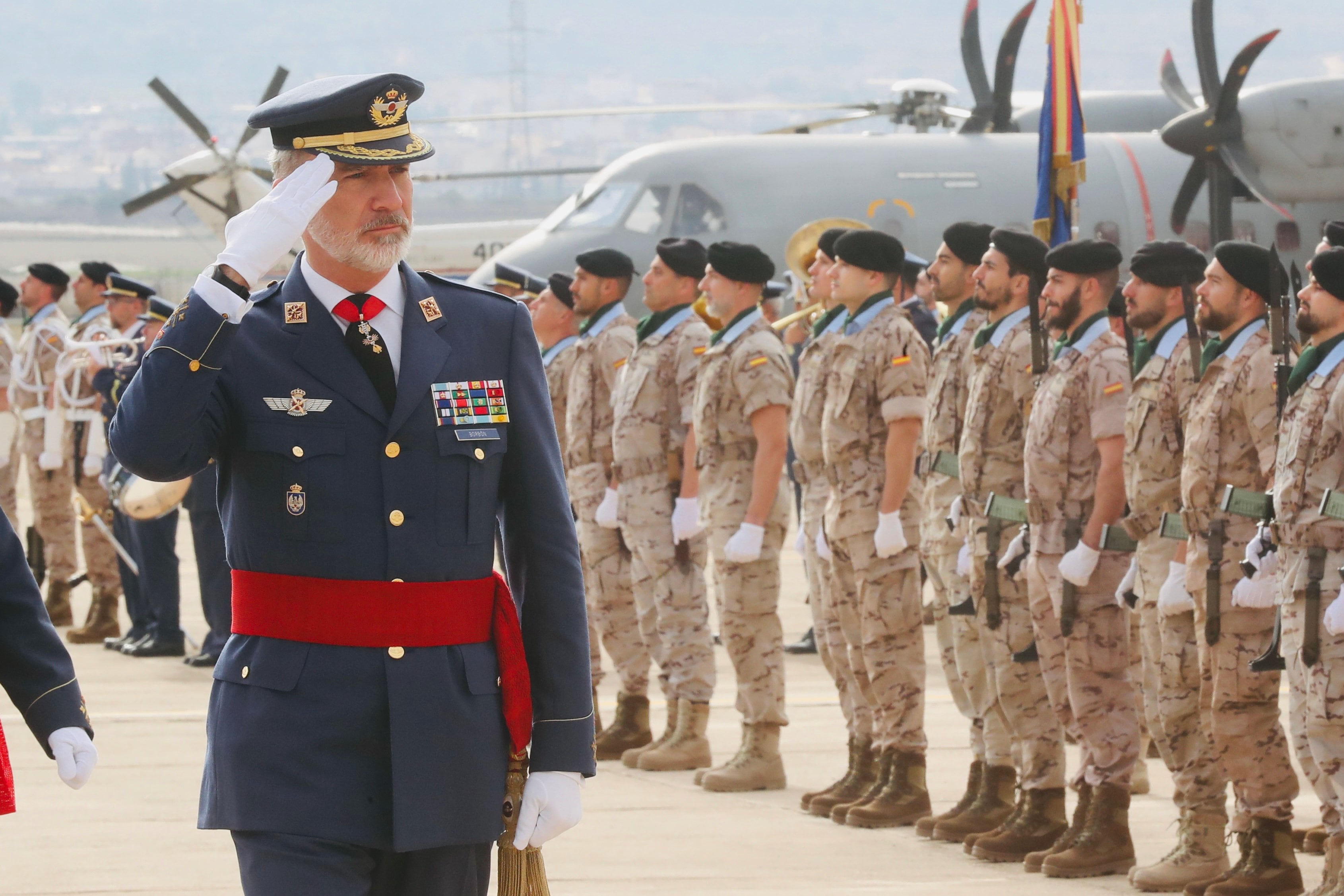 Felipe VI en el aniversario de la Escuela Militar de Paracaidismo en Alcantarilla