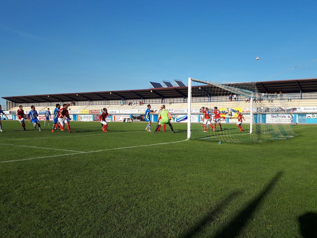 Una de las llegadas de los blanquiazules ante el Briviesca en El Montecillo.