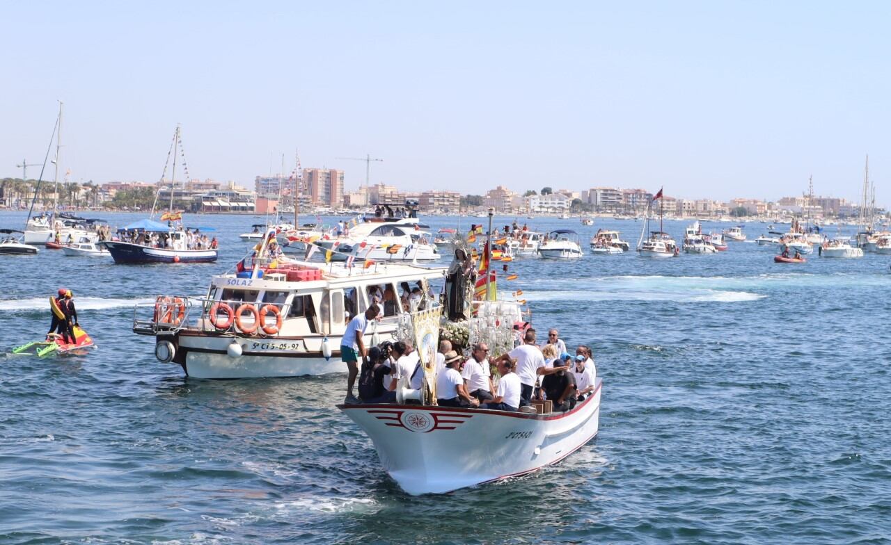 Miles de personas acompañan a Virgen del Carmen en romería por tierra y mar en San Pedro del Pinatar