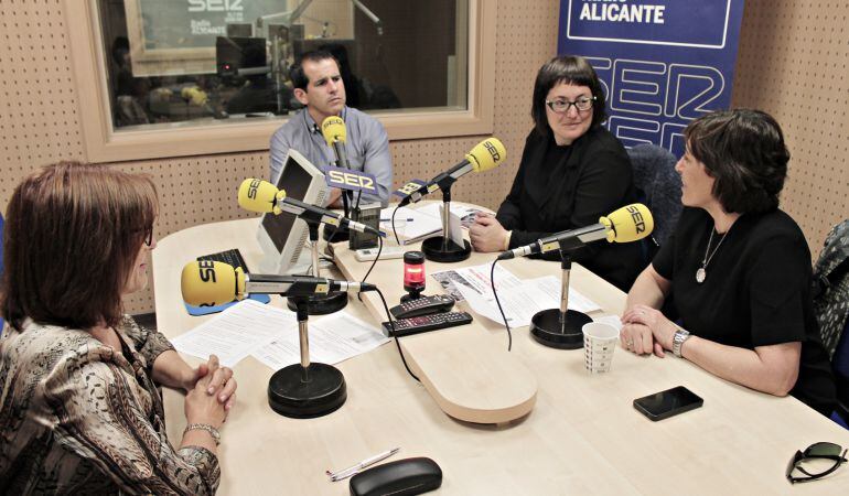 Paca Ferrer, responsable de Promoción del Centro de Transfusiones de Alicante; Sonia Tirado, concejala de Sanidad, y Mabel Ortiz de Salazar, jefa de Servicio del Centro de Transfusiones de Alicante