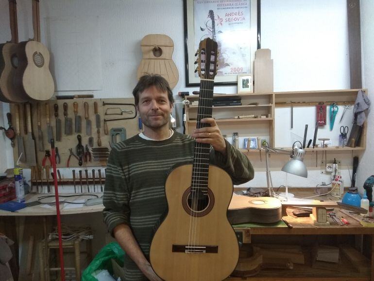 El Luthier herradureño, Stifen King muestra la guitarra que entregará al segundo premiado