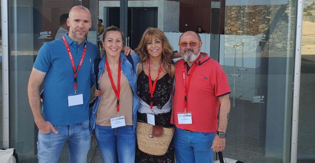 Josefa Arboledas Bellón y Juana Molina Poveda, en el centro, a las puertas del Congreso celebrado en Gran Canaria.