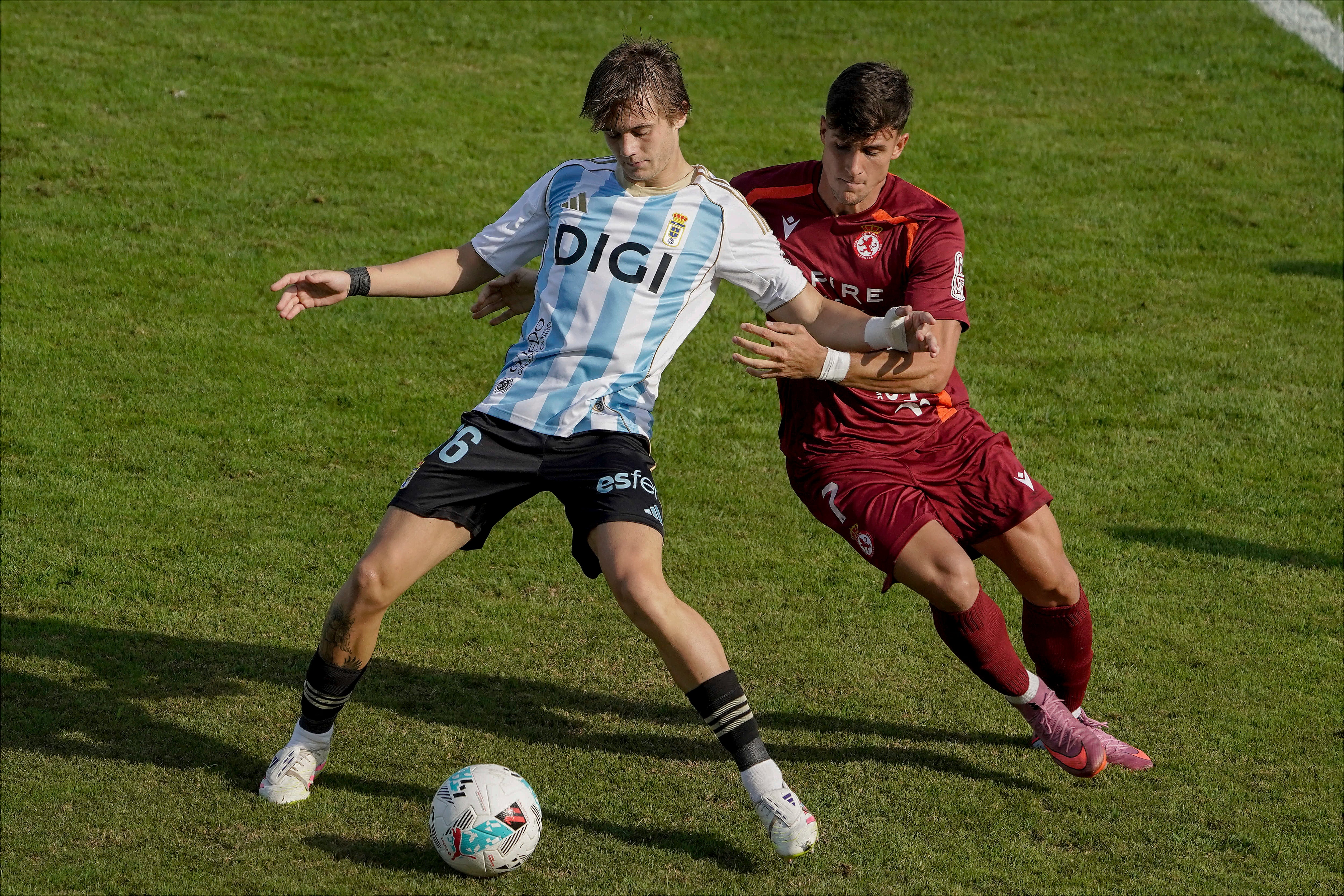GRADO, 03/08/2025.- El jugador del Real Oviedo, Yayo (i) con el balón ante Diego Collado, del Cultura Leonesa (d) durante el partido de pretemporada entre el Oviedo y la Cultural Leonesa, este domingo en el estadio Marqués De la Vega de Anzo. EFE/Paco Paredes