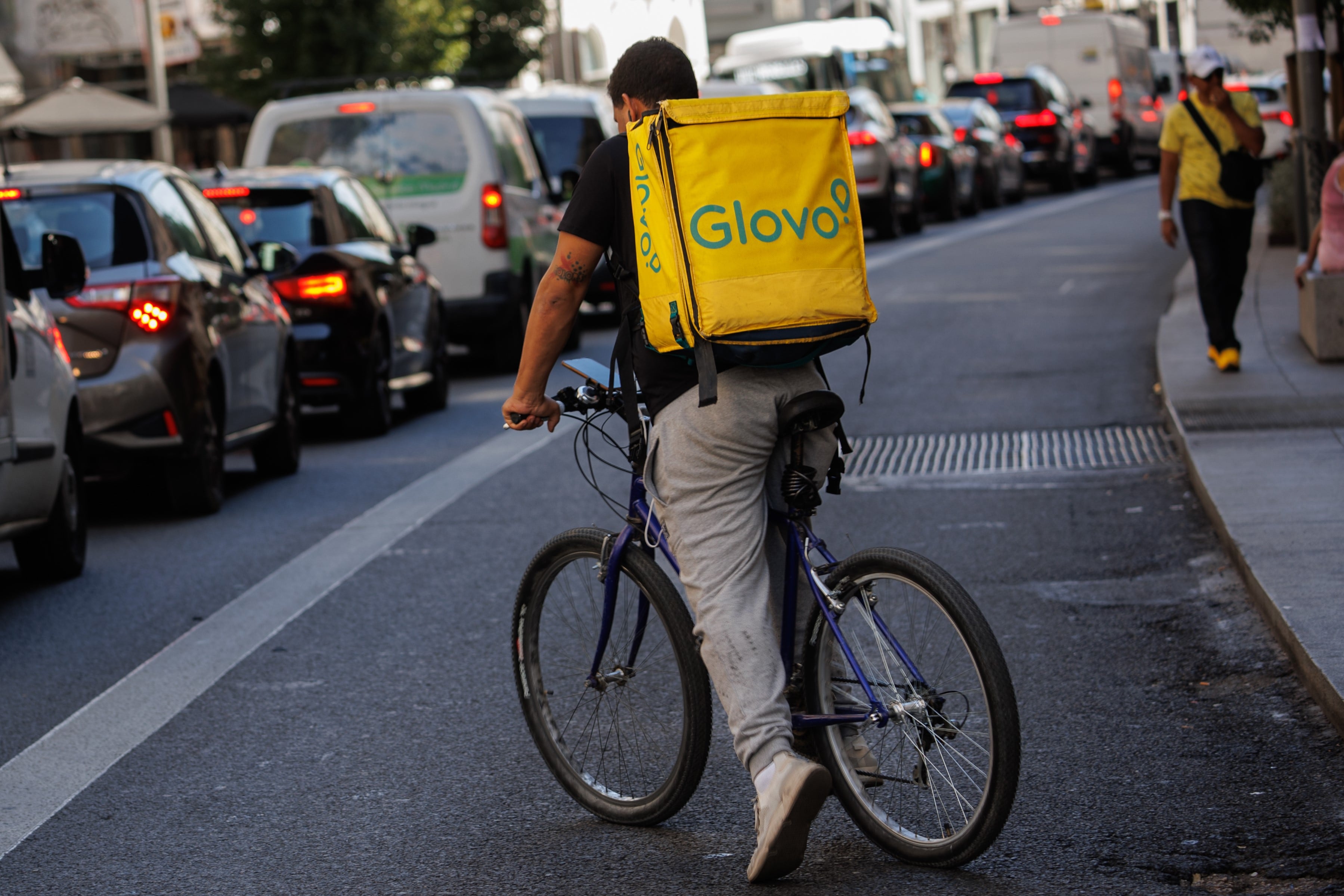 Un repartidor de Glovo en bicicleta.