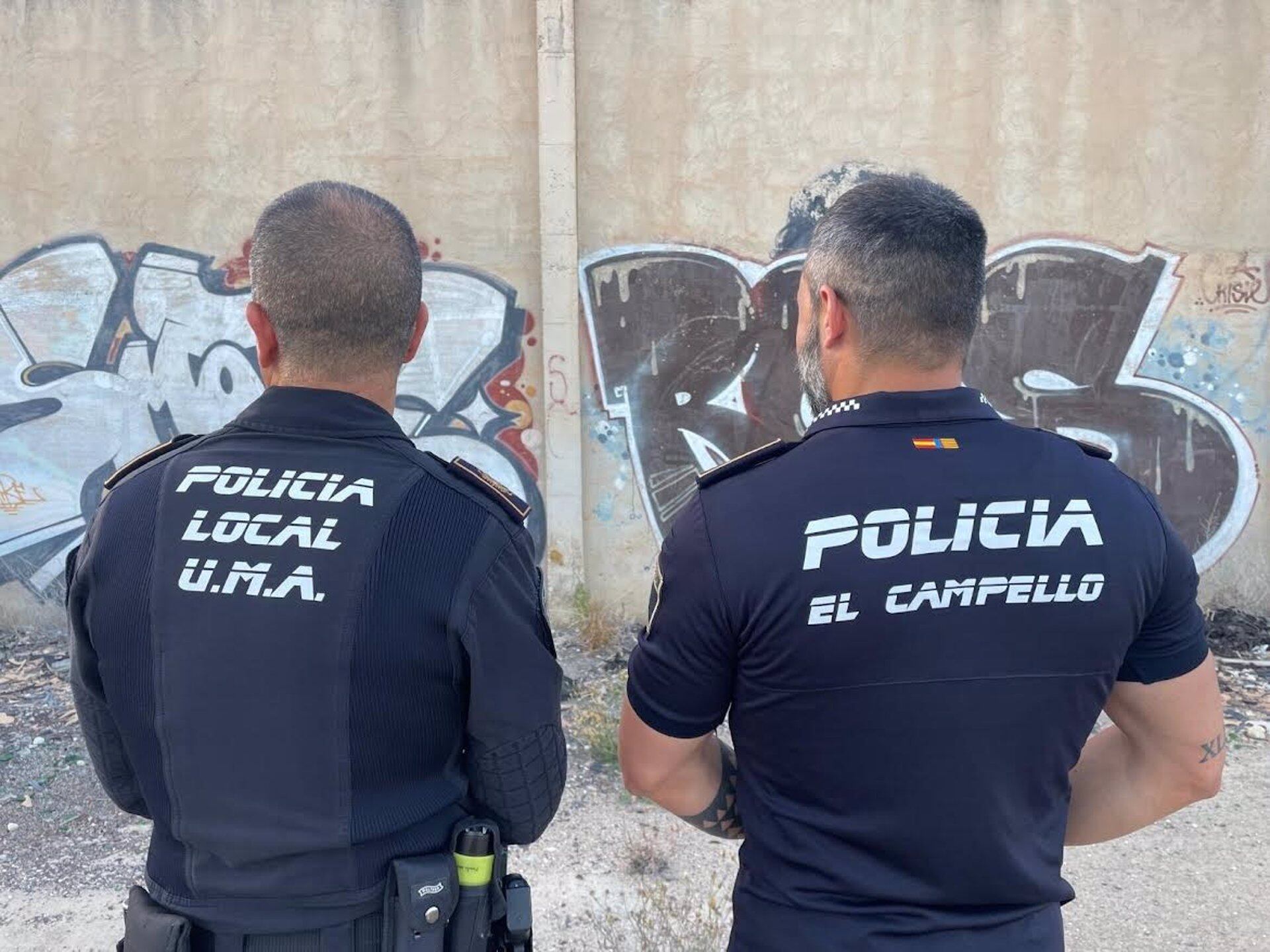 Dos agentes de la Policía Local de El Campello (Alicante), expertos grafólogos, ante pintadas en paredes