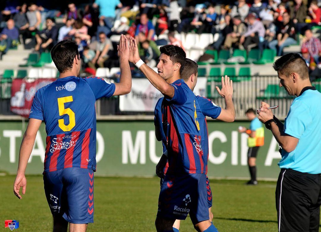 Pedro Astray celebra un gol de la Segoviana