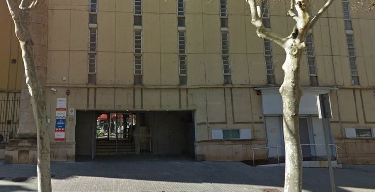 Imatge de la façana del Centre d'Emergències de Barcelona, l'edifici que els sindicats culpen dels càncers que han patit diferents treballadors