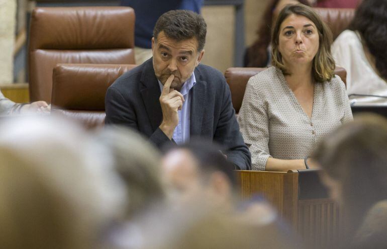 El coordinador general de IU Andalucía y portavoz en el Parlamento andaluz, Antonio Maíllo(i) y la diputada Elena Cortés, siguen desde sus escaños el discurso de la presidenta de la Junta de Andalucía en funciones, Susana Díaz, en el Pleno del Parlamento andaluz en Sevilla, que inicia hoy el debate de investidura para la Presidencia de la Junta de Andalucía.