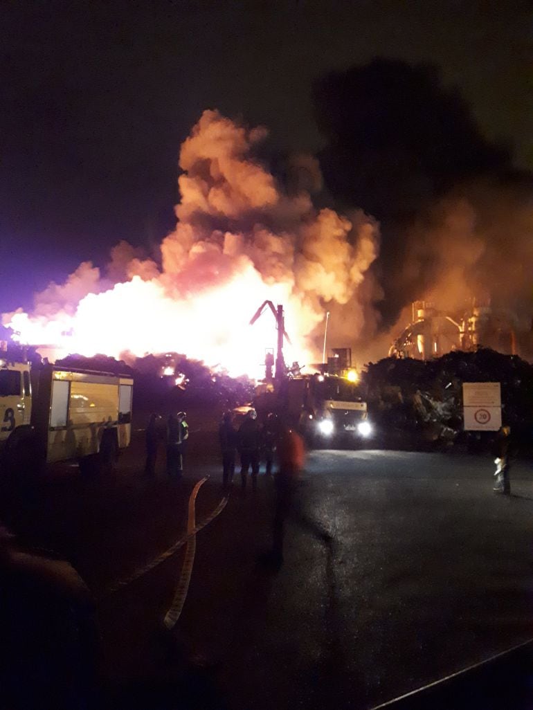 El incendio del desguace de Tremañes obligó al Principado a activar el  Plan Territorial de Protección Civil del Principado de Asturias (PLATERPA)