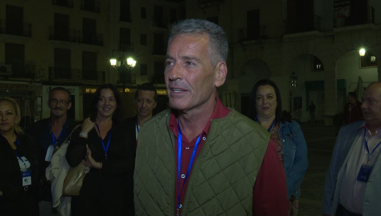 El candidato de España Viva, Paco Ferrando atendiendo a Telesafor.