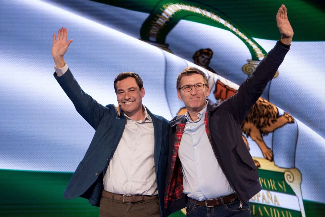  El presidente del PPA y candidato a la Junta de Andalucía, Juanma Moreno (i) y el presidente de la Xunta de Galicia, Alberto Núñez Feijóo 