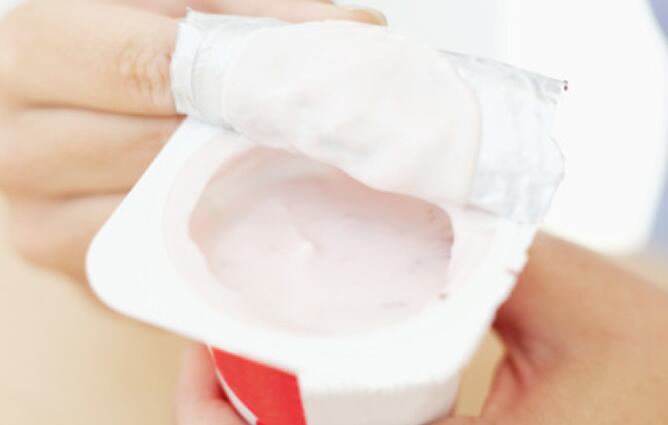 Los restos de un yogur abierto dispersados en un pasillo de un supermercado provocaron la caída de una mujer, que deberá ser indemnizada con 12.710 euros por la empresa