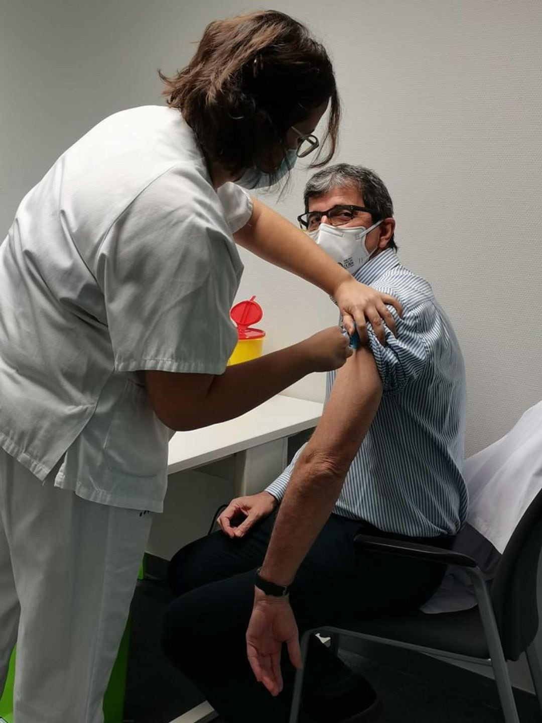 Un médico se vacuna contra el coronavirus en el hospital de Son Espases