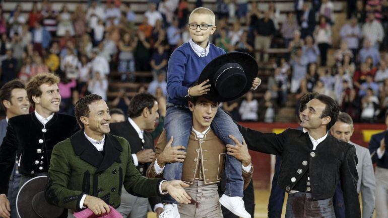  Adrián, un niño de ocho años con cáncer y que sueña con ser torero, es llevado a hombros por los toreros que han participado esta tarde en festival celebrado en la Plaza de toros de Valencia en su homenaje.