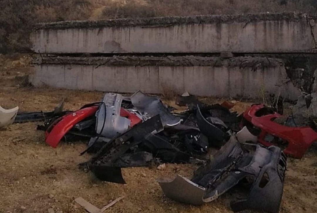 Residuos acumulados en la antigua cantera de San Roque