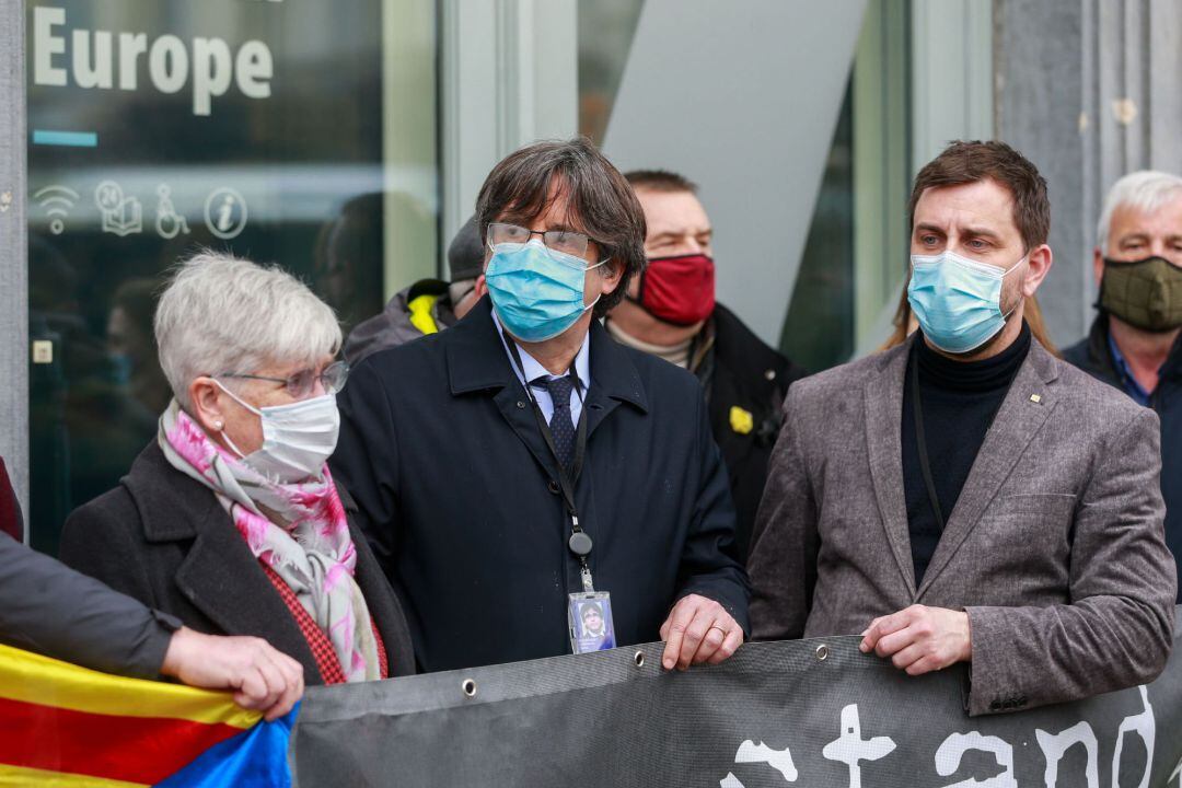 Carles Puigdemont (C), la  eurodiputada y exministra de Educación catalana Clara Ponsati y el exministro de Salud de Cataluña, Toni Comín, frente Parlamento Europeo en Bruselas tras la votación que les retira la inmunidad