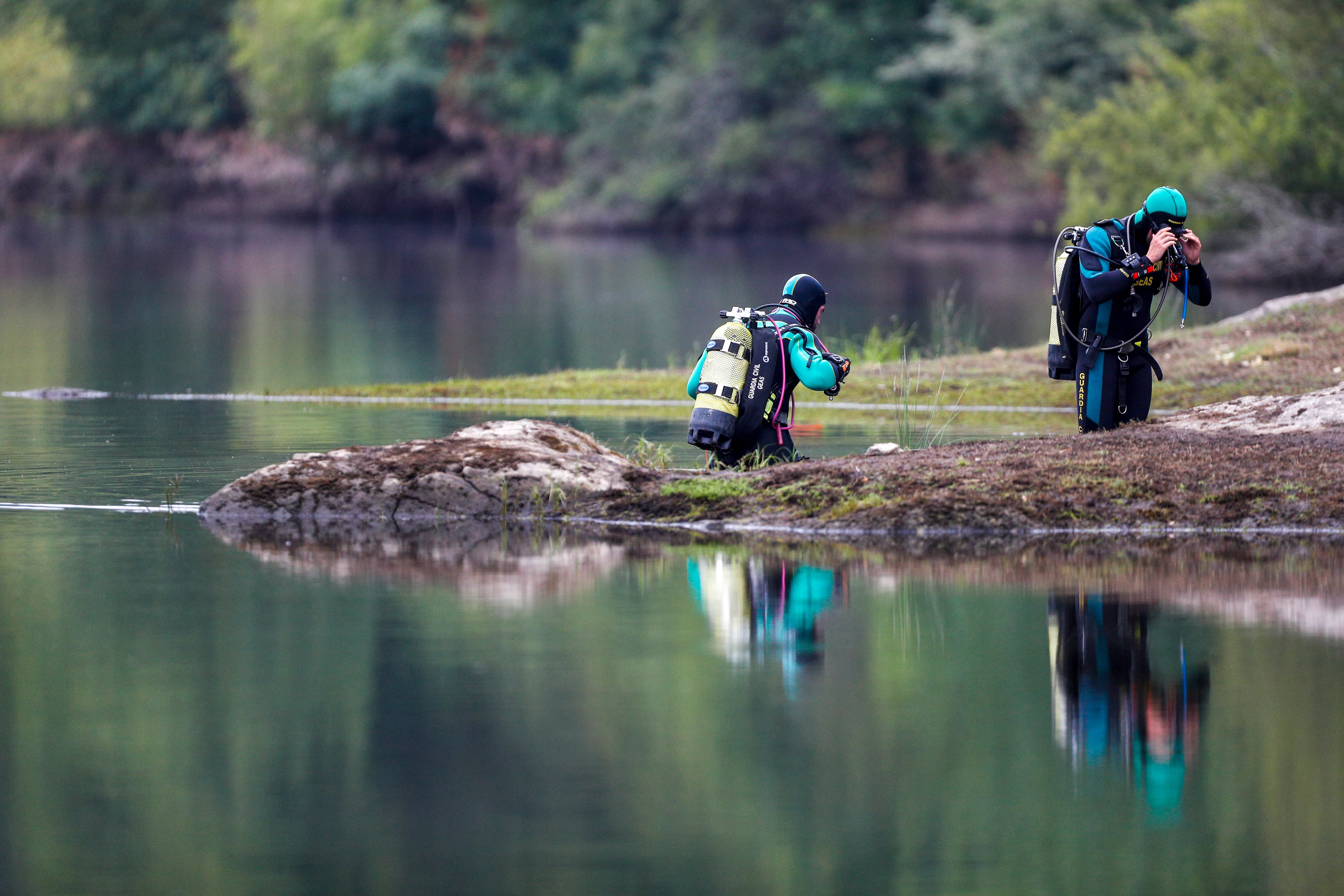 EMBALSE DE BELESAR (LUGO, GALICIA), 03/07/2024.- Un equipo de buzos parte de un operativo de búsqueda de la Guardia Civil busca este miércoles, a un joven pescador que desapareció ayer al intentar recoger una de sus cañas en el embalse de Belesar, en Lugo (Galicia).