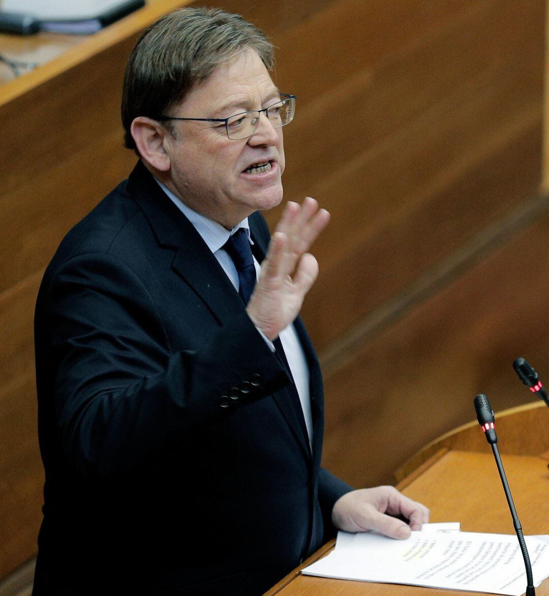 El president de la Generalitat, Ximo Puig durante su intervención en ell Pleno de Les Corts donde responde a las preguntas de los portavoces parlamentarios sobre listas de espera, derechos sociales y dependencia en la sesión de control al Gobierno valenciano