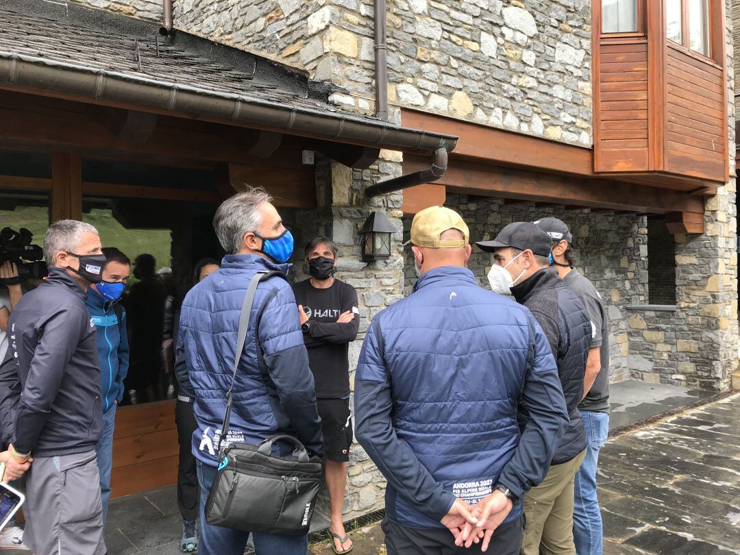 Les dues comitives conversant després de la roda de premsa.