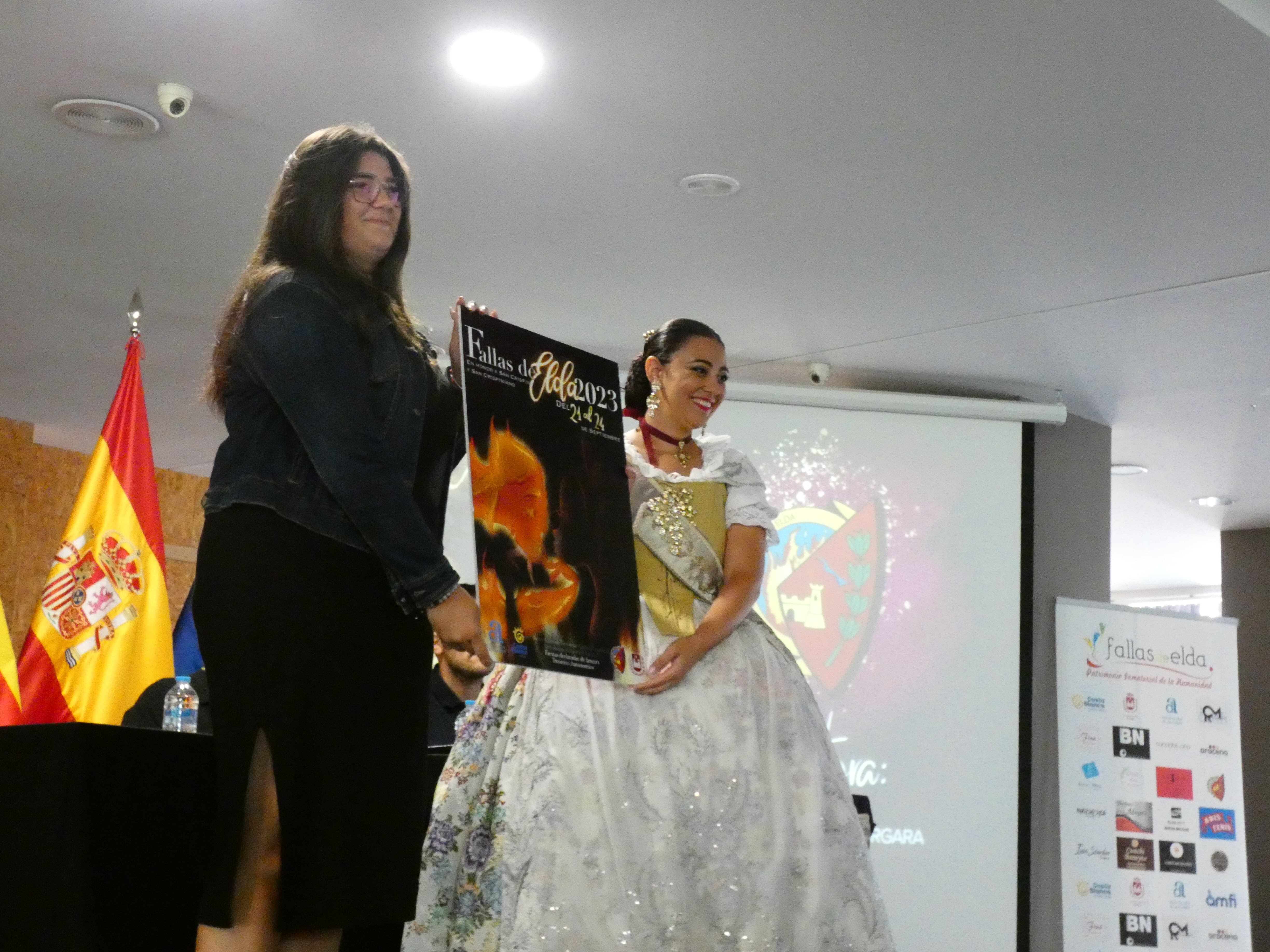 Valeria Herráiz, diseñadora de la portada de la revista de Fallas de Elda 2023 y Eva Vicente, presidenta de la Junta Central de Fallas