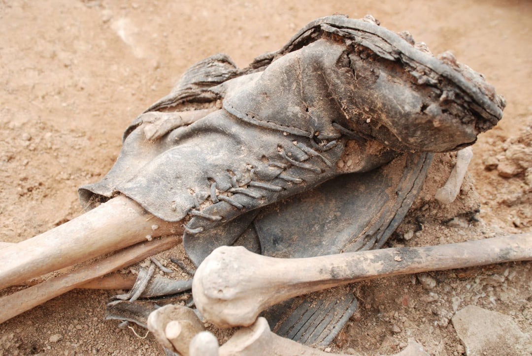 Bota de un soldado del bando nacional encontrada en la fosa de Soleràs (Lleida)