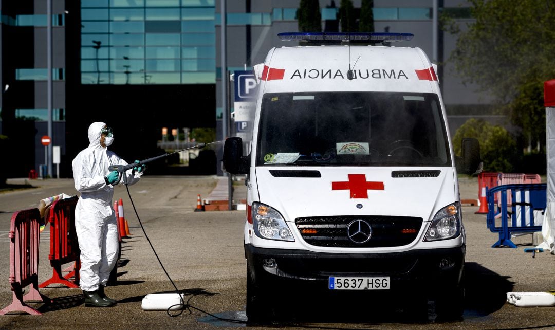 Desinfección de una ambulancia en España.