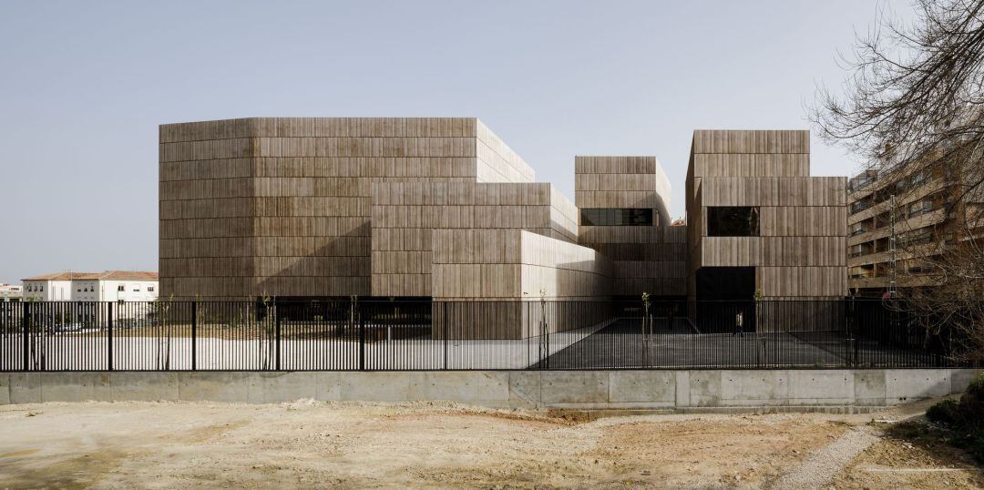 El Museo al fondo junto al solar en cuestión