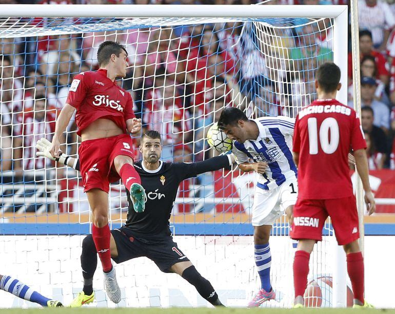 GRA219. SAN SEBASTIÁN, 29/08/2015.- El jugador de la Real Sociedad Vela remata un balón a Cuellar portero del Sporting de Gijón, durante el encuentro de primera división que han disputado hoy en el estadio de Anoeta de San Sebastián.EFE/Javier Etxezarreta.
