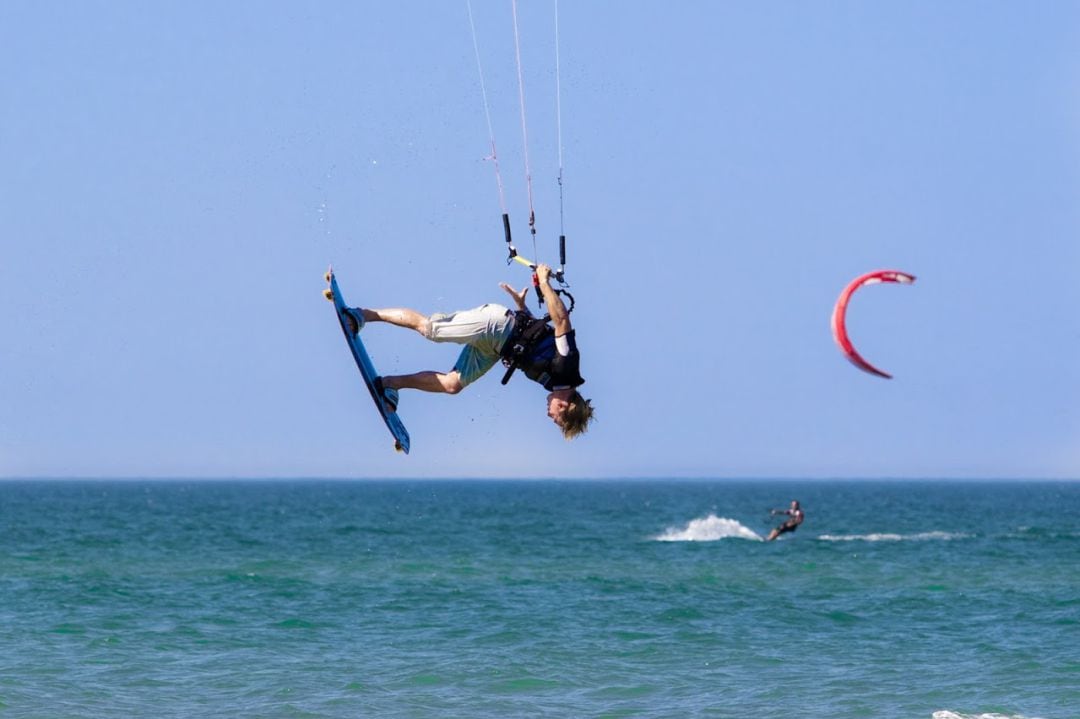 Práctica del Kitesurf en las costas de la comarca de la Safor. 