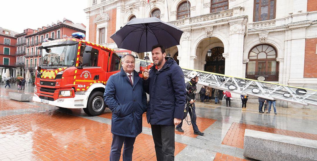 Presentación del nuevo camión de los bomberos de Valladolid