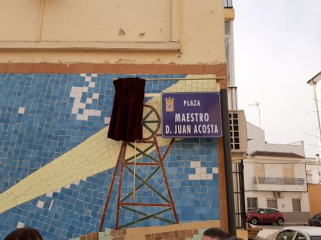 Placa en honor de Juan Acosta, profesor durante más de 30 años en Linares