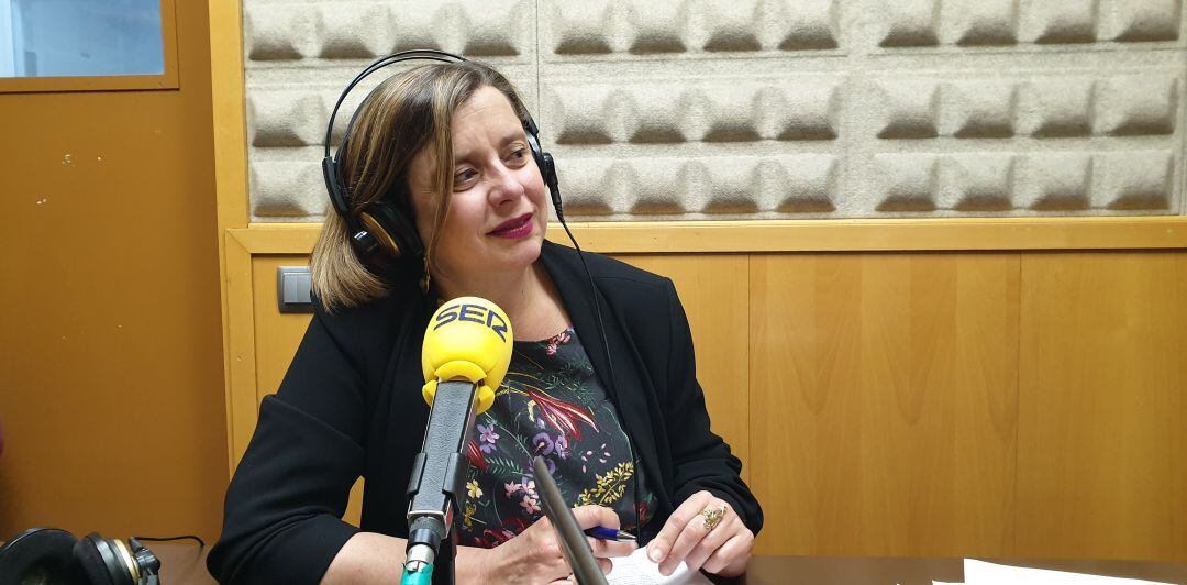 Ana Taboada durante una intervención en los estudios de Radio Asturias (Archivo)