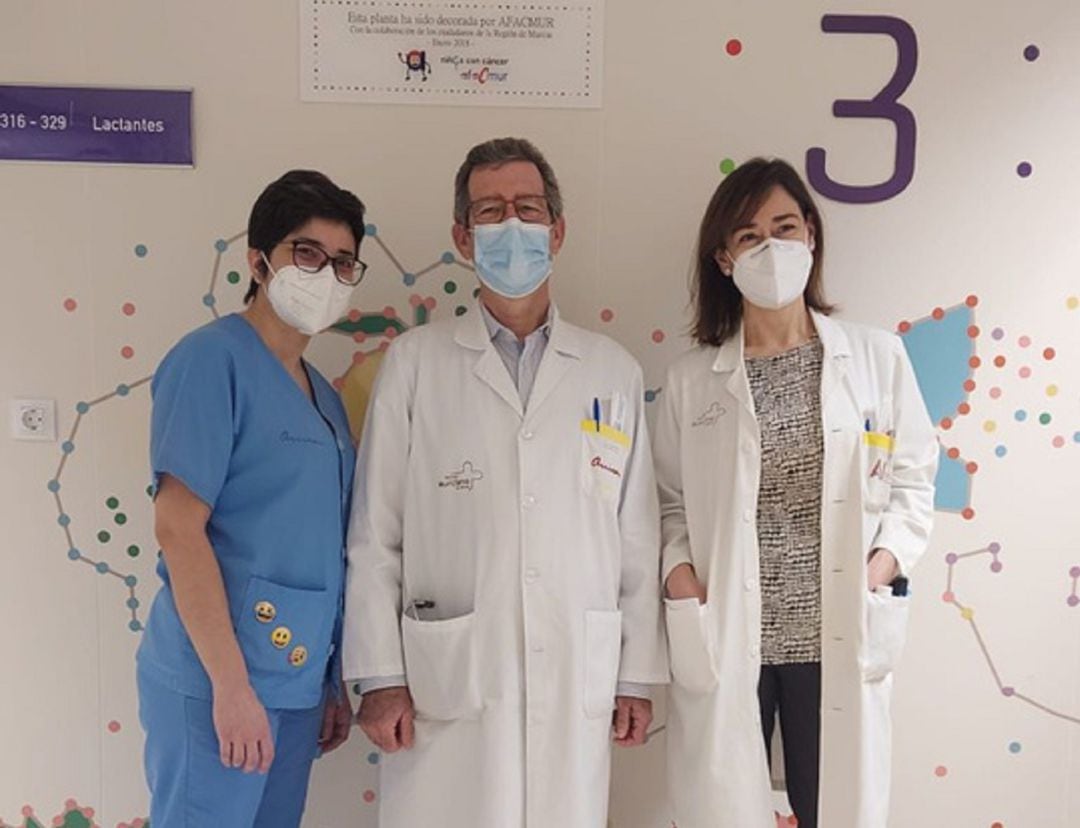 De izquierda a derecha: la enfermera María Ángeles Bernal, el doctor Antonio Cervantes y la doctora Beatriz Mercader, encargados de la atención a los pacientes de la Unidad Infantil de Patologías Crónicas Complejas del HCU La Arrixaca 