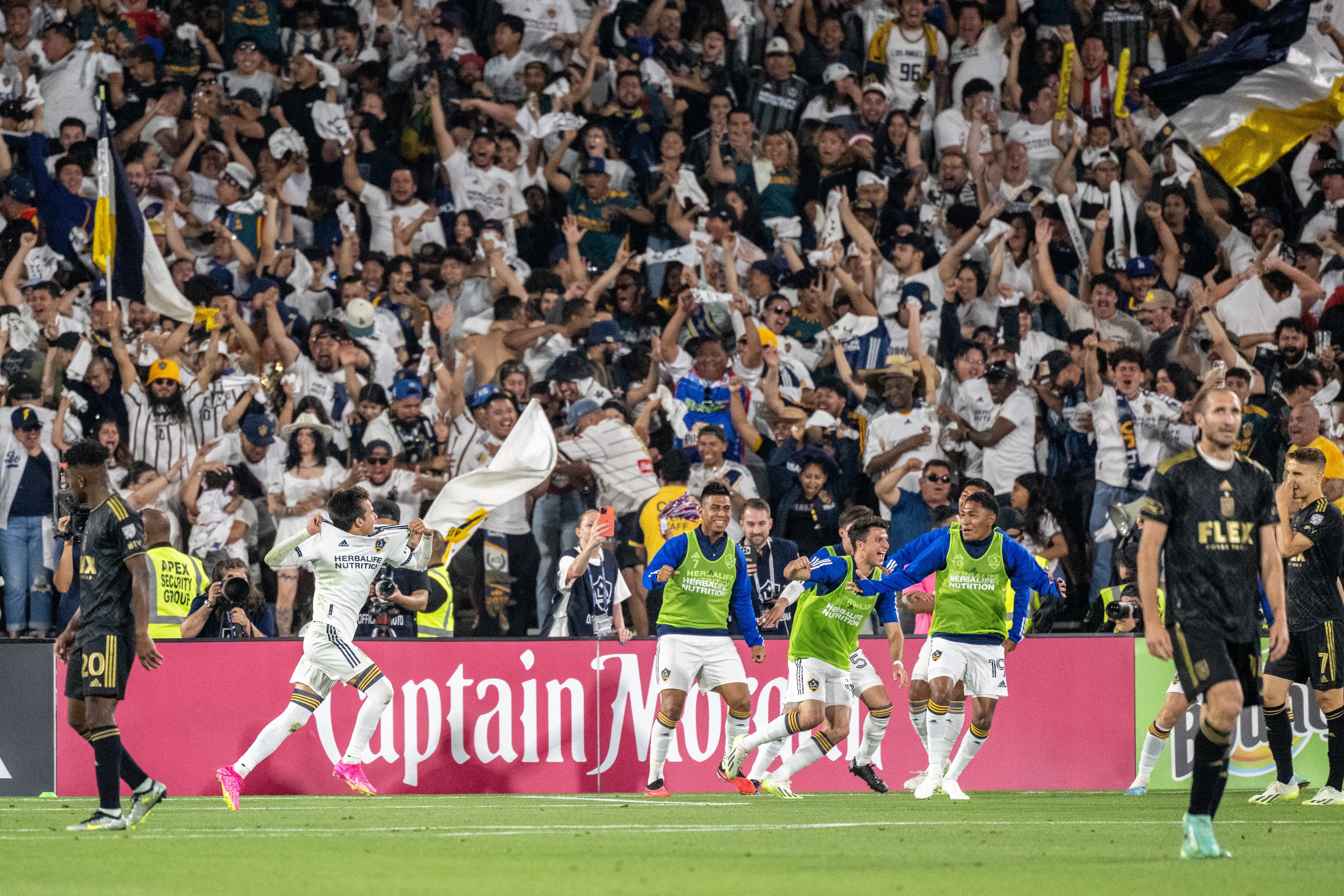 Riqui Puig celebra su gol con Los Angeles Galaxy