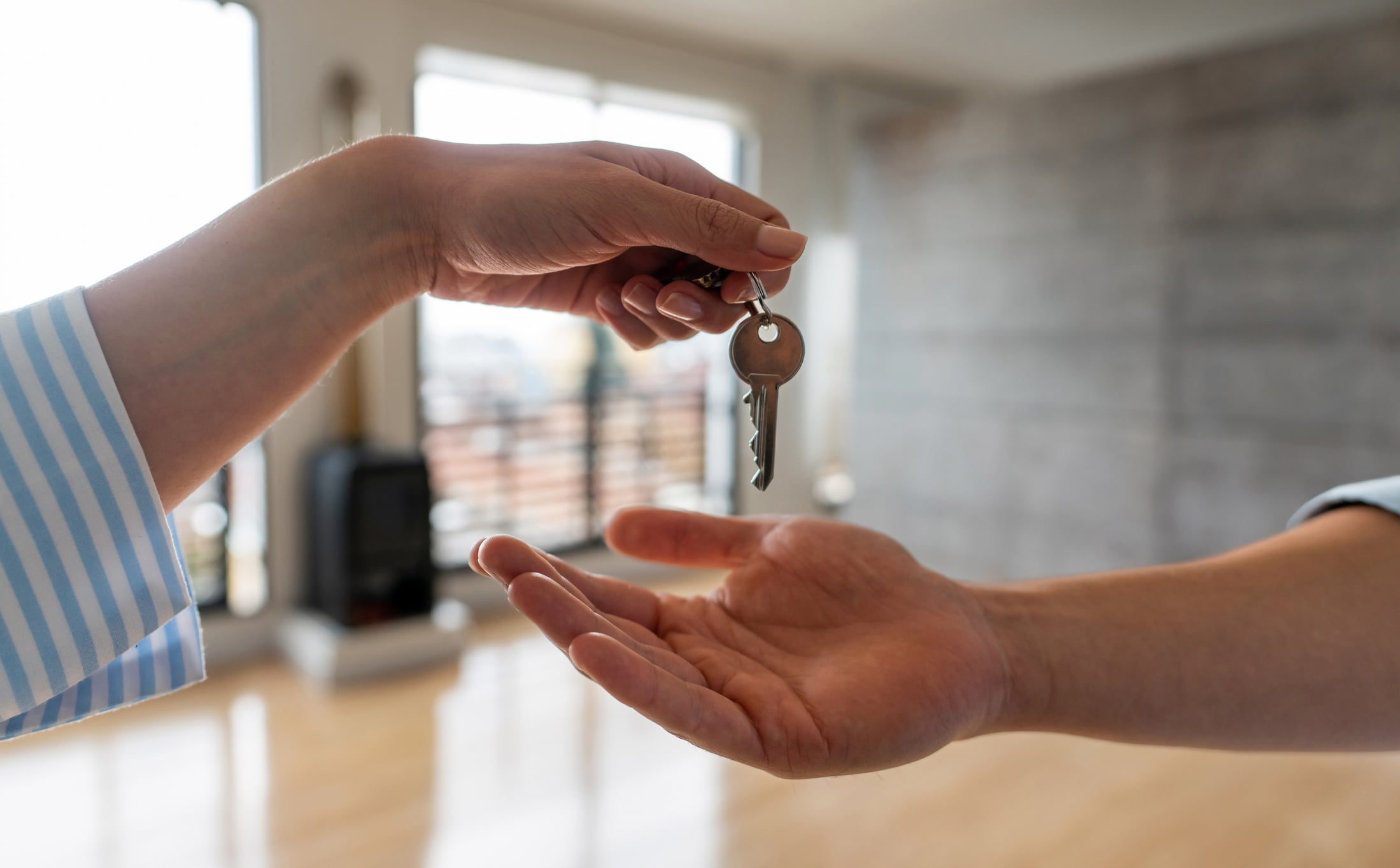 Una persona entrega las llaves de una vivienda a otra