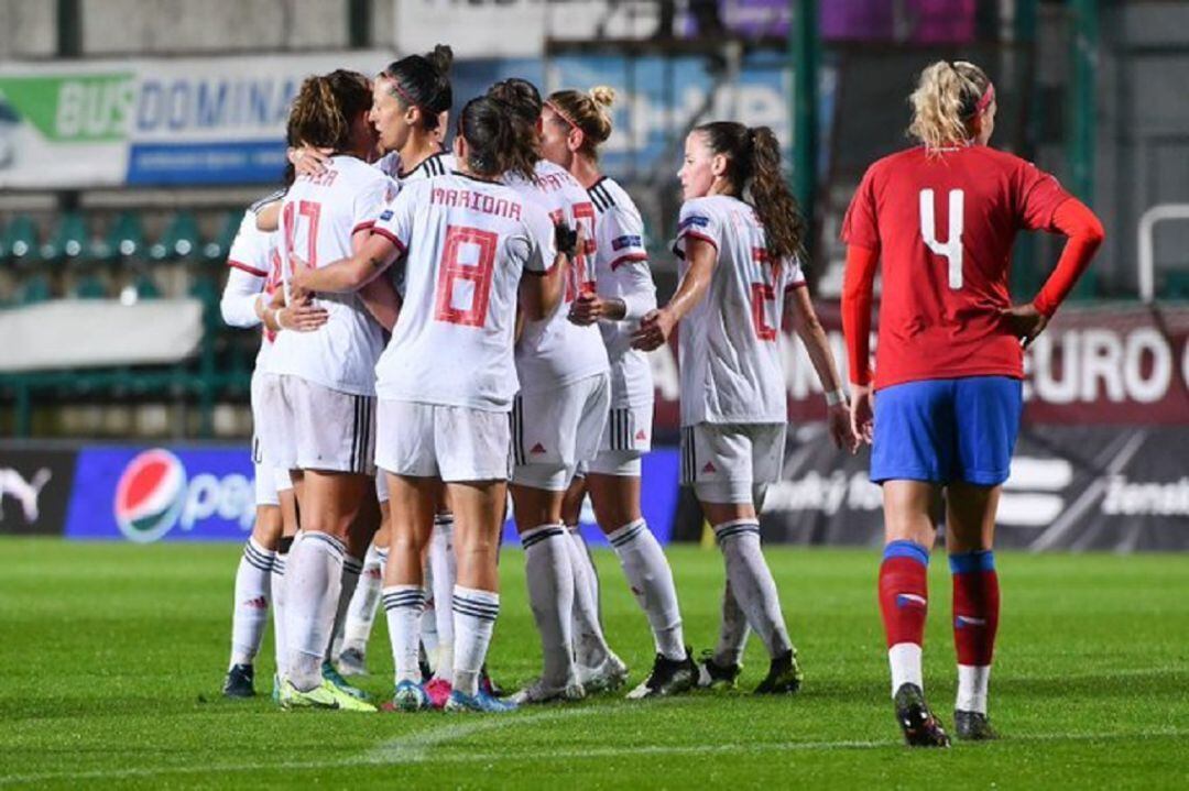 España celebra uno de los goles ante República Checa.