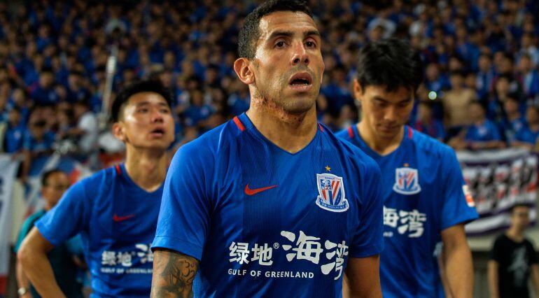 Carlos Tévez, con sus compañeros del Shanghai Shenhua.