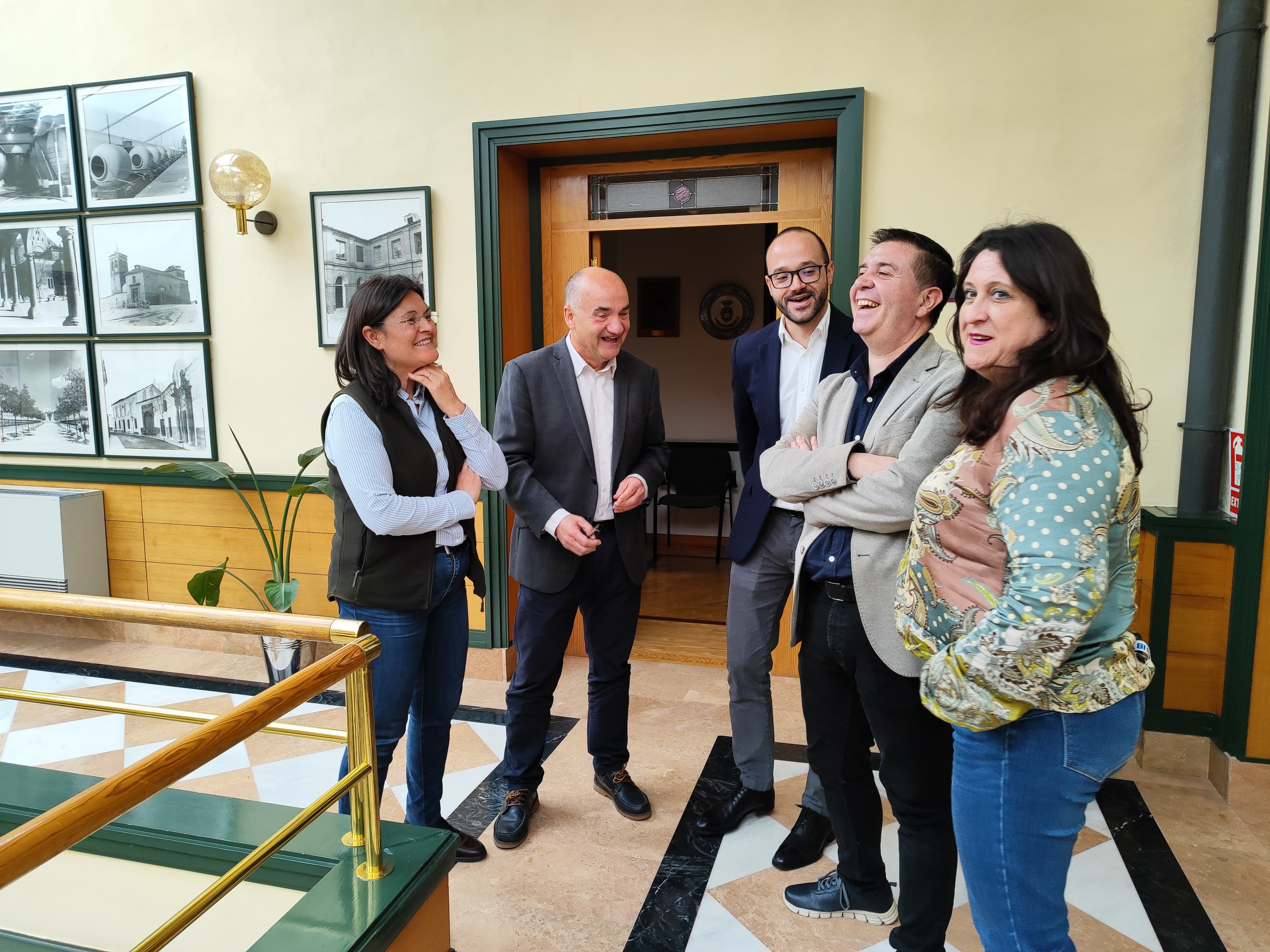 El presidente y el vicepresidente de la Diputación de Albacete acompañados del alcalde de Villarrobledo y algunos de los concejales del municipio