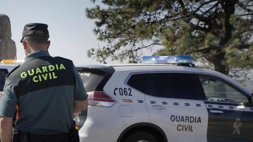 Agente de la Guardia Civil junto a la unidad móvil.