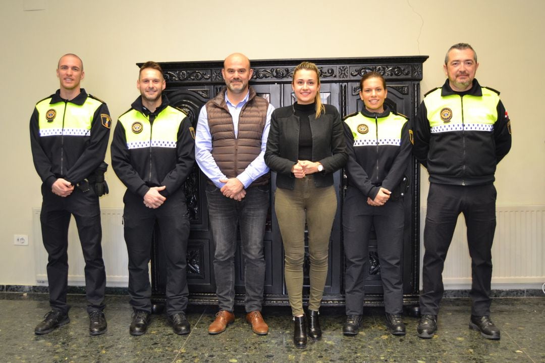 La alcaldesa de la Vall d&#039;Uixó, Tania Baños, con nuevos miembros de la Policía Local